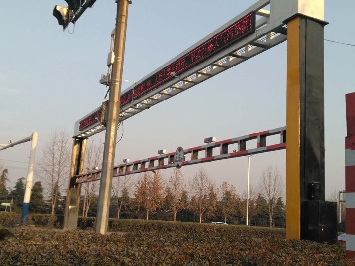 高速公路智能电动限高杆 液压升降龙门架定制方案与安全升级