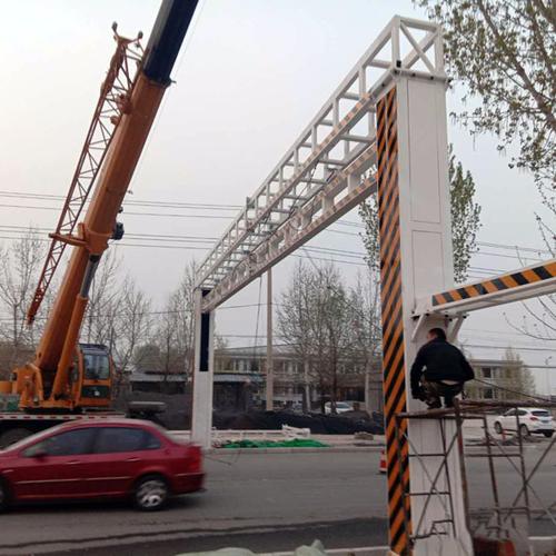 智能升降式公路限高架安装进行时 液压科技护航河北交通新高度